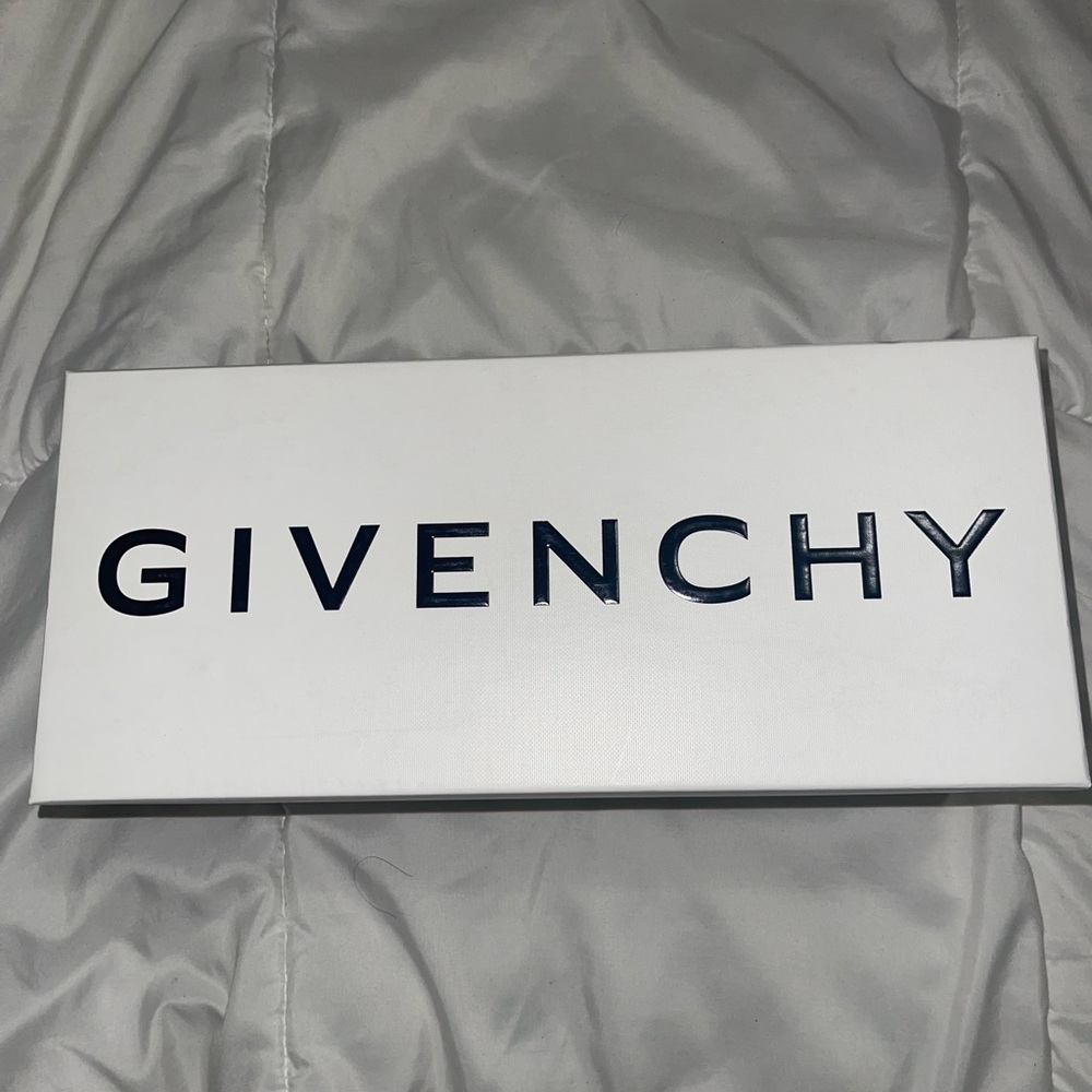 Givenchy - Picture 2 of 7